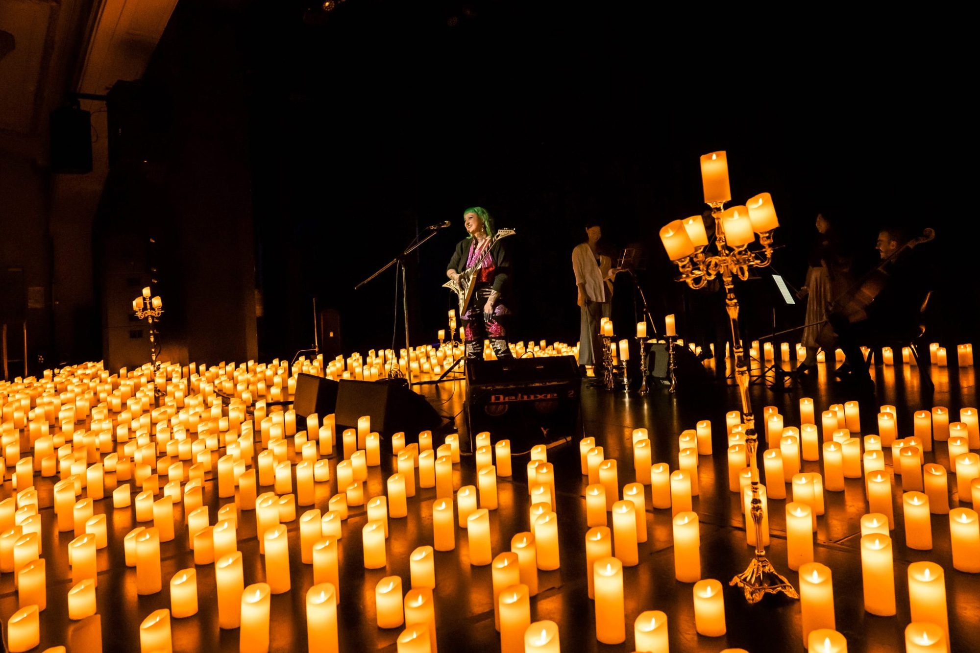 Candlelight, concerto in Villa Moroni: Tributo ai Coldplay. Una band suona circondata da candele