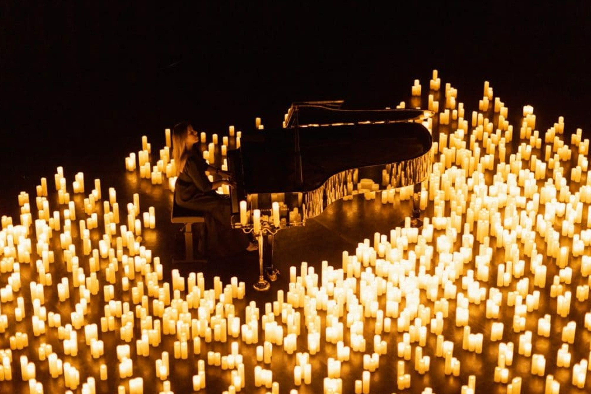 Candlelight, concerto in Villa Moroni: Tributo a Einaudi. Un pianista suona circondato da candele
